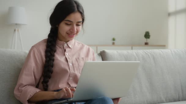 Mulher Árabe Fêmea Menina Digitando Laptop Casa Trabalhando Quarentena Estudante — Vídeo de Stock