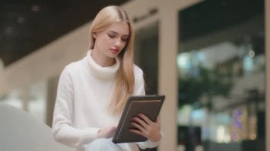 Ofiste çalışan Kafkas kadın yönetici profesyonel iş kadını dijital tablet sörf ağı kullanıyor. Cihaz ekranı kadın işveren yöneticisi CEO öğrenci çevrimiçi e-iş uygulaması okuyor.
