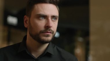 Erkek portresi, beyaz erkek, yetişkin iş adamı. Düşünceler, iş sorunlarını çözer. Mesafe araştırmaları, şirket ofisindeki düşünceli girişimci düşüncelerini izlemek.