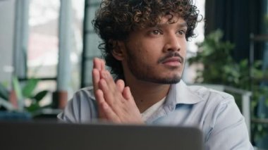 Düşünceli erkek adam Hintli Arap işadamı ofis müdürü CEO girişimci laptop çalışanı şüpheli Latin adam karar sorununu çözeceğini düşünüyor iş projesi derin düşünceler