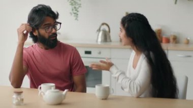 Aile içi çatışma Arap koca Hintli kadın kadınla tartışıyor çok ırklı çift ilişkileri çözüyor anlaşmazlık ev mutfağında konuşuluyor stres tartışması tartışması