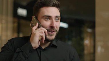 Heyecanlı Kafkasyalı iş adamı ofis şirketinde telefonla konuşuyor. Erkek yöneticinin cep telefonuyla konuşmasına şaşırmış. Arkadaşı arıyor.
