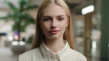 Portre kadın iş kadını Kafkasyalı bin yıllık kız müşteri müşteri müşteri müşteri müşteri müşteri yönetici asistanı alışveriş merkezindeki başarılı bayana bakıyor.