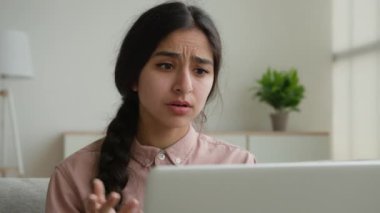 Stresli Arap kadın Hintli iş kadını öğrenci çevrimiçi sınavda başarısız oldu. Sonuç olumsuz oldu. Kadın evinde bilgisayar sorunu yaşıyor.