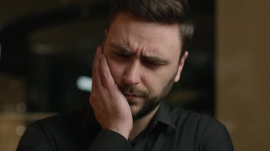 Sağlıksız, hasta, beyaz bir iş adamı diş ağrısı çekiyor diş hijyeniyle ilgili diş ağrısı çekiyor diş ağrısı, diş ağrısı, diş ağrısı, iltihaplı yanağa dokunma.