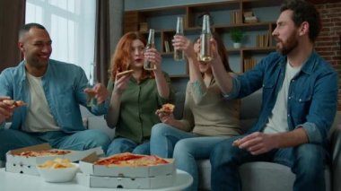Mutlu çeşitli kadınlar ve erkekler kanepede oturup bira içerler pizza sipariş ederler, yemek dağıtırlar, çok ırklı arkadaşlar toplanıp gülerek öğle yemeği yerler arkadaşça sohbet ederek hafta sonu parti şişelerini kutlarız.