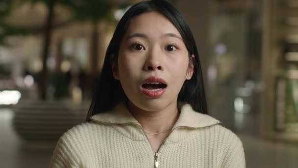 Porträtt Chockad Förvirrad Skrämd Asiatisk Kvinna Japansk Kinesisk Koreansk Flicka — Stockvideo