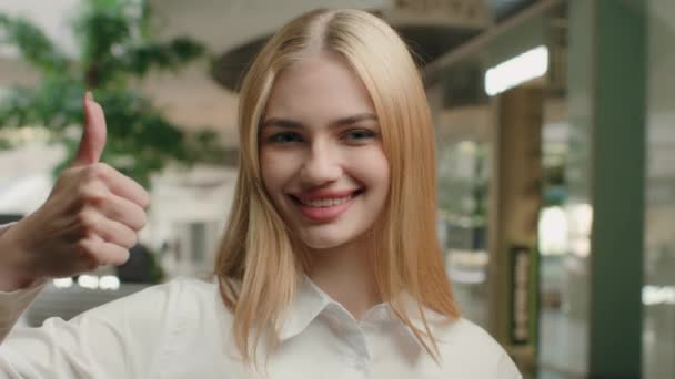 Portret Tevreden Klant Meisje Glimlachen Tonen Duim Omhoog Als Gebaar — Stockvideo