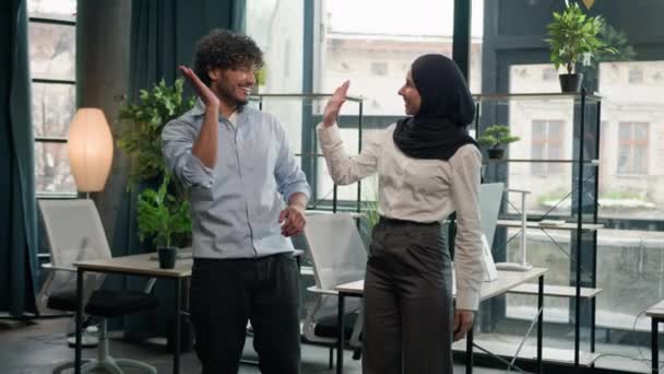 Dos Colegas Multirraciales Feliz Compañía Compañeros Trabajo Árabe Indio Hombre — Vídeos de Stock