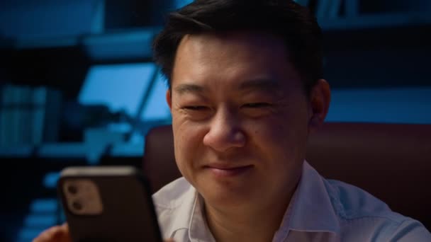 Счастливый Азиатский Мужчина Среднего Возраста Корейский Взрослый Бизнесмен Ночное Время — стоковое видео