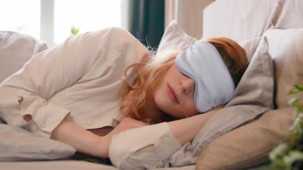 Uykulu Güzel Bir Kadın Rahat Beyaz Bir Yatakta Uyanıyor Maskenin — Stok video