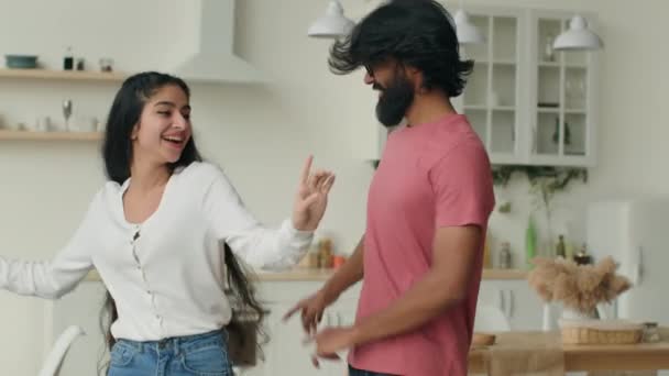 Arabischer Ehemann Tanzt Mit Indischer Frau Glücklich Unbeschwert Ethnische Paartänzer — Stockvideo