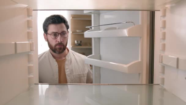 Standpunkt Pov Innerhalb Kühlschrank Kaukasier Hungrig Traurig Wütend Frustriert Mann — Stockvideo