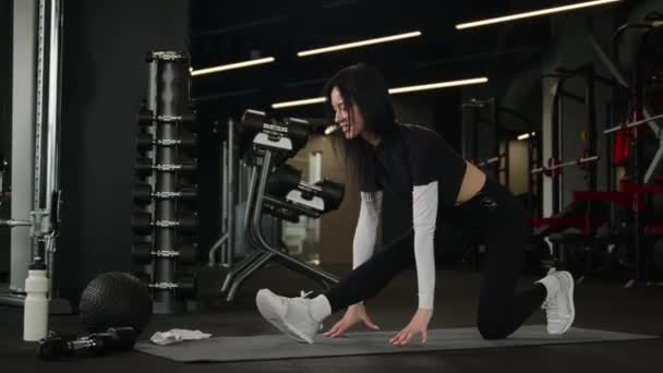 Entrenador Instructor Caucásico Mujer Ropa Deportiva Entrenamiento Glúteo Musculatura Piernas — Vídeos de Stock