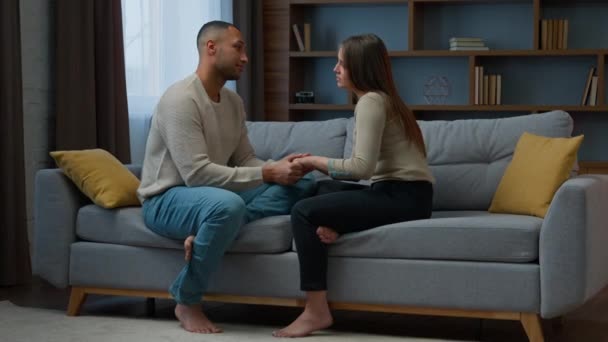 Birbirine Aşık Çok Irklı Bir Çift Evli Bir Aile Babası — Stok video