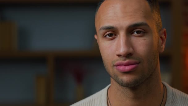 Närbild Porträtt Glad Afroamerikansk Man Etnisk Latino Kille Husägare Affärsman — Stockvideo
