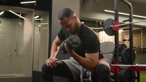 Αφρικανική Αμερικανός Άνθρωπος Στο Γυμναστήριο Κάνει Biceps Προπόνηση Άσκηση Αρσενικό — Αρχείο Βίντεο