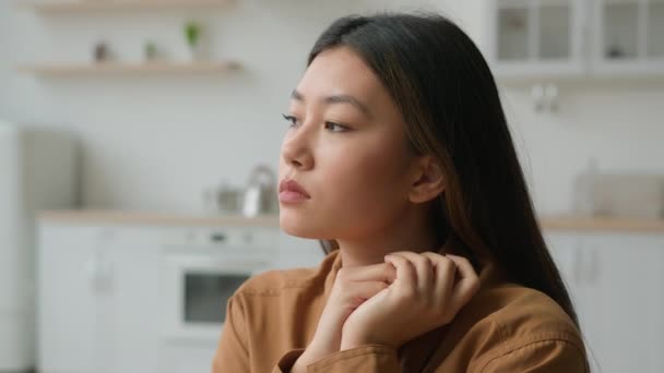 Traurig Nachdenklich Asiatisch Chinesisch Koreanisch Alleinstehende Frau Nachdenklich Wegschauen Denken — Stockvideo