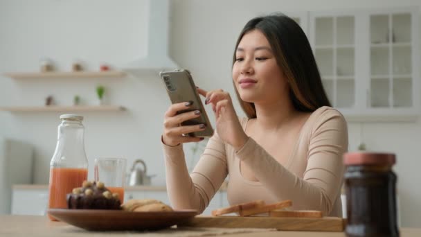 Mulher Asiática Cozinha Usar Aplicativo Telefone Celular Smartphone Navegar Internet — Vídeo de Stock