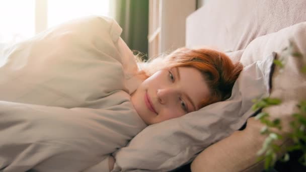 Somnolent Belle Femme Réveillant Couché Dans Lit Blanc Confortable Souriant — Video