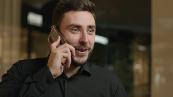 Homme Caucasien Excité Homme Affaires Parler Téléphone Dans Entreprise Bureau — Video