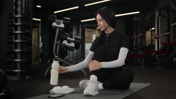 Sportswoman Fitness Instruktorka Běloška Žena Pít Vodu Sportovní Láhve Před — Stock video