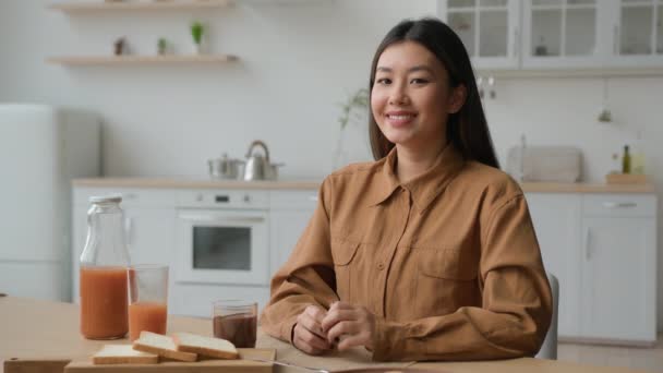 Retrato Mujer Asiática Casa Cocina Sonriente Chica Preparar Comida Cocinar — Vídeos de Stock
