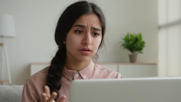 压力大的阿拉伯裔印度女商人女学生在笔记本电脑上的在线考试不及格负结果失望的女教师在家里的电脑问题失败的项目失业了 — 图库视频影像