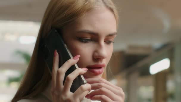 Zdenerwowany Wątpliwe Kaukaska Kobieta Rozmawiać Telefon Komórkowy Biurze Nieprzyjemna Rozmowa — Wideo stockowe