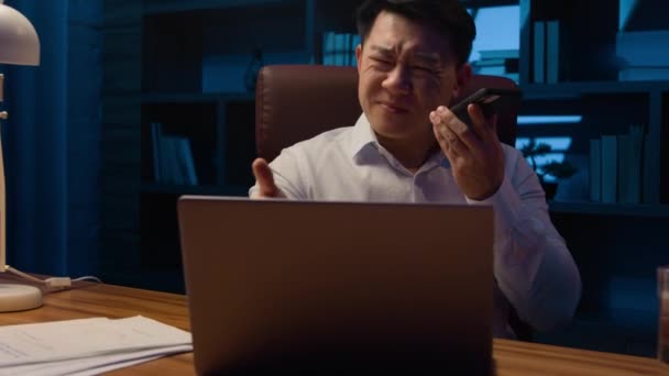 Незадоволені Стресові Ситуації Азії Середнього Віку Співробітник Офісу Вночі Корейський — стокове відео