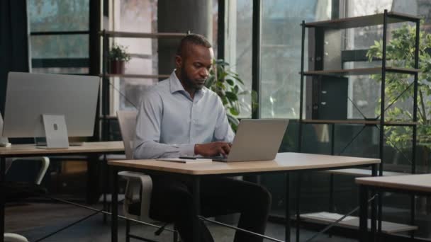 사업가 아프리카 미국인 사업가 사무실 관리자 선생님 노트북 컴퓨터로 타이핑하는 — 비디오
