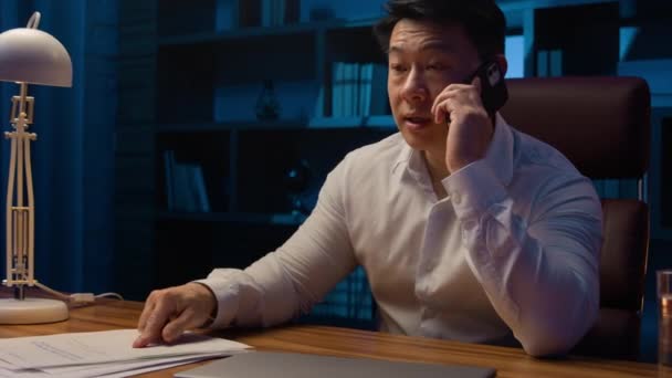 Разозленный Разочарованный Азиатский Бизнесмен Безумно Агрессивен Разговаривая Мобильному Телефону Вечернем — стоковое видео