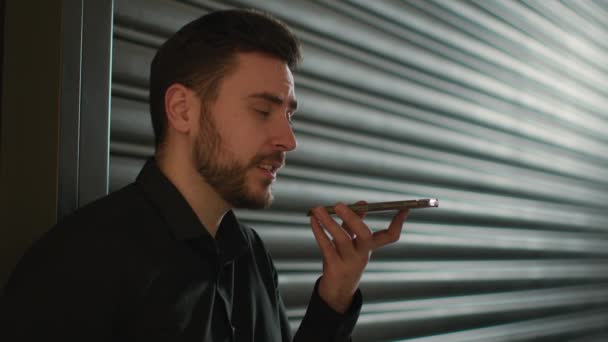 Pria Kaukasia Mengadakan Pembicaraan Telepon Genggam Mengatakan Dalam Speakerphone Berbicara — Stok Video