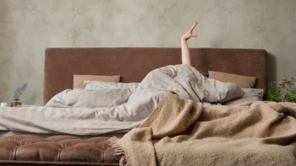 Somnolent Femme Méconnaissable Réveiller Couché Dans Lit Blanc Confortable Fille — Video