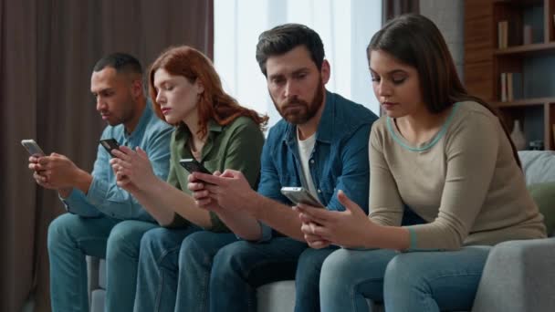 Smutný Muž Pohled Přátele Mobilní Telefon Závislí Multiraciální Lidé Ztraceni — Stock video