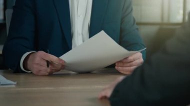 Yakın plan tanınmayan iş adamı proje yatırımını başlatmak için sözleşme imzalıyor. Yasal belgeleri imzalıyor. İş ortakları, mali anlaşma raporunda anlaşma yapıyor.