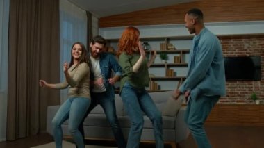 Kaygısız insanlar dans ediyor doğum günü partileri çeşitli etnik çeşitlilikte dansçılar müzik eşliğinde eğleniyor oturma odasında mutlu kadınlar dans etmekten hoşlanıyor erkekler dans etmekten hoşlanıyor