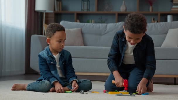 아프리카 미국인 거실에서 장난감 도구를 가지고 어린이들 바닥에서 — 비디오