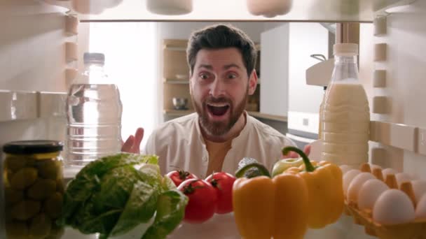 观点冰箱里的Pov快乐兴奋的白种人男人男人开冰箱里满是健康蔬菜许多产品尖叫着在厨房送餐服务中兴奋极了 — 图库视频影像