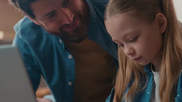 白人快乐的家庭在家里学习 爸爸帮小女儿做作业在线学习笔记本电脑课远程学习爸爸在厨房隔离学校教小女孩 — 图库视频影像