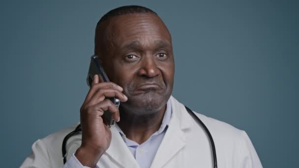 Mature Afro Américain Mâle Médecin Consultant Parler Sur Téléphone Mobile — Video