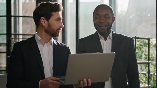Zróżnicowane Mężczyźni Koledzy Partnerzy Biznesowi Dwóch Biznesmenów Wielorasowych Szczęśliwy Rozmowy — Wideo stockowe