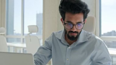 Yorgun Arap adam işadamı üzgün erkek yönetici işveren çok çalışan iş belgeleri okudu mali sorunlar ofis kredi sorunu sorun sorun dizüstü bilgisayarı