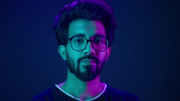 Portret Hindus Człowiek Muzułmanin Facet Programista Kodowanie Pracownik Uśmiech Komputer — Wideo stockowe