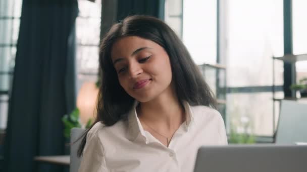 Mutlu Genel Hintli Kadını Ofis Internet Işi Internet Sitesinde Daktilo — Stok video