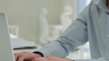 Hindistan 'da uzaktan kumandayla çalışan Hintli Arap iş adamının bilgisayarında el ele yazması mutlu Müslüman adam program yazma projesi, erkek yönetici gülümsemesi.