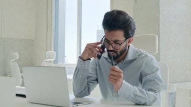 Sinirli Arap işadamı tartışıyor. Memnuniyetsiz patron tartışıyor. Ofisteki Hintli yönetici telefonla konuşuyor.