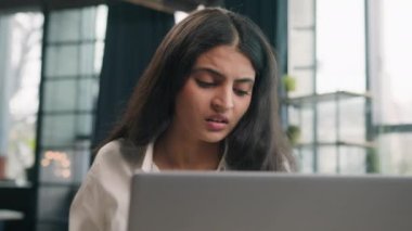 Ofiste bilgisayar problemi olan Hintli endişeli kadın Arap kız çalışanı kafası karışmış iş kadınının bilgisayarla çalışması hataya yol açıyor iş sorunları