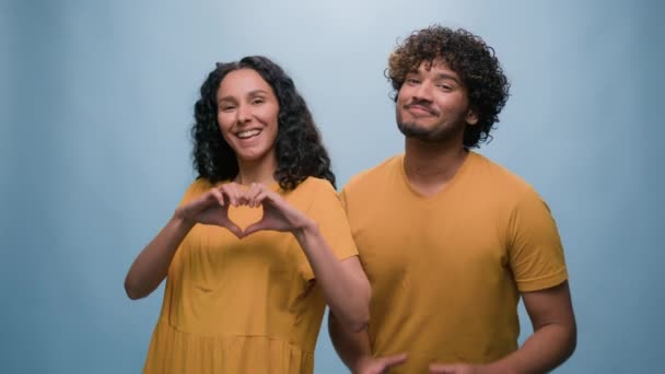 Blauwe Studio Achtergrond Gelukkig Multiraciaal Paar Tonen Hartvorm Valentines Dag — Stockvideo