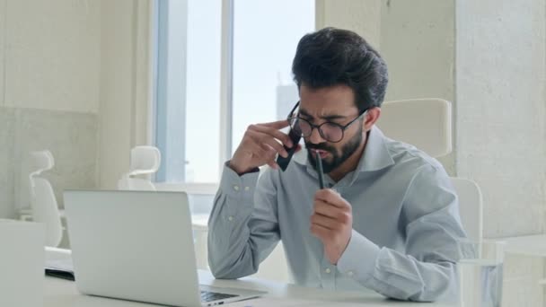 Homem Negócios Árabe Irritado Argumentando Estressado Insatisfeito Chefe Briga Telefone — Vídeo de Stock